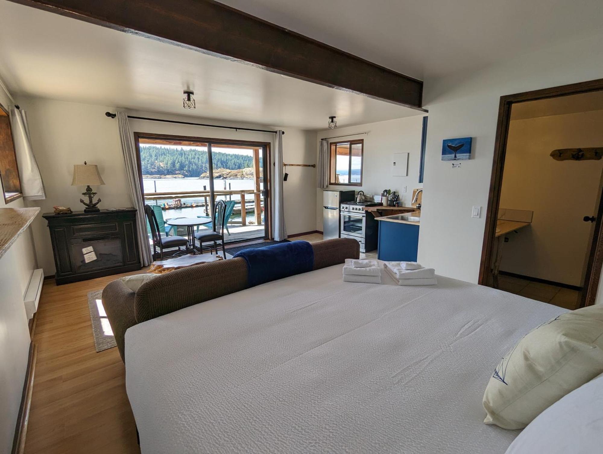 Jade Resort-Oceanfront Suites In Gowlland Harbour Heriot Bay Экстерьер фото